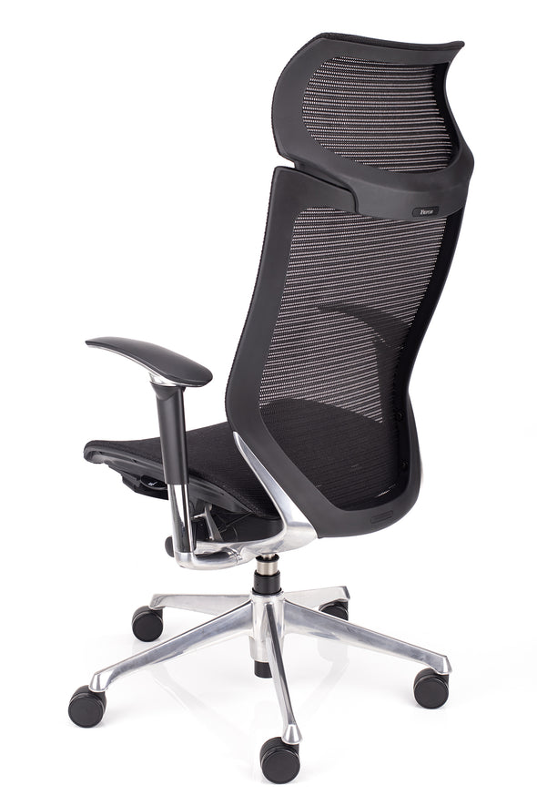 Ergonomski stol okamura CP v mreži črne barve z naprednim sinhron mehanizmom 