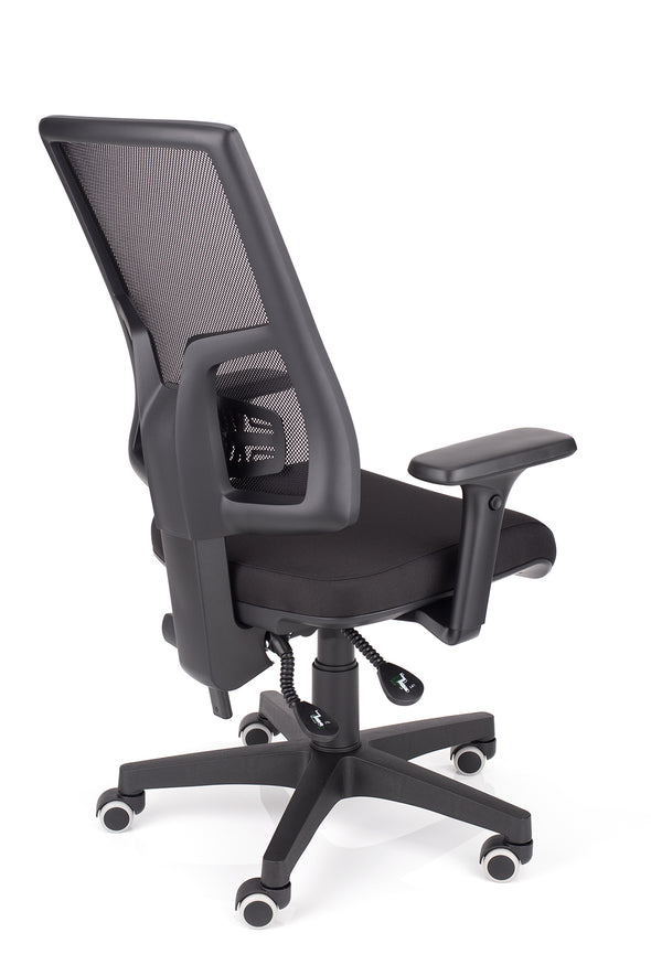 Kvalitetni delovni stol orion z naslonom v mreži in sedežem v blagu črne barve z gumiranimi kolesi primerljivimi za občutljivo podlago
